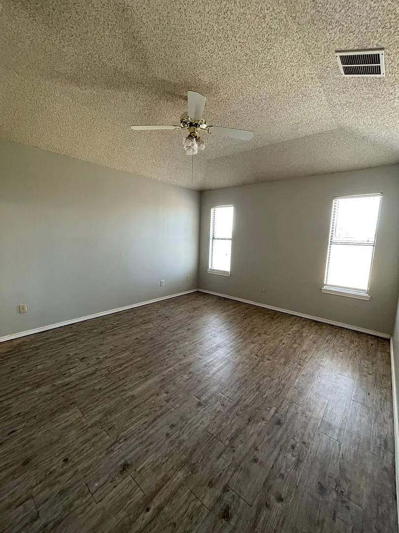 Available Now! 3bed/2bath/2garage South Lubbock Home — Photo 3