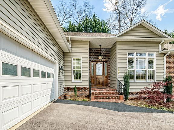 3rd image of 104 White Cedar Ln