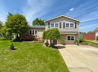 9113 Elm Cir, Hickory Hills, IL