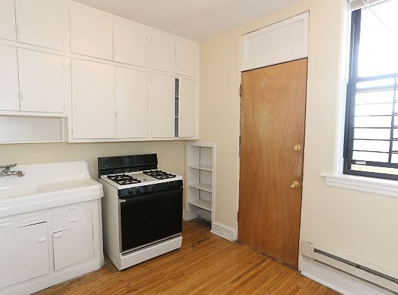 3rd image of 4407 N Wolcott Ave APT 3B