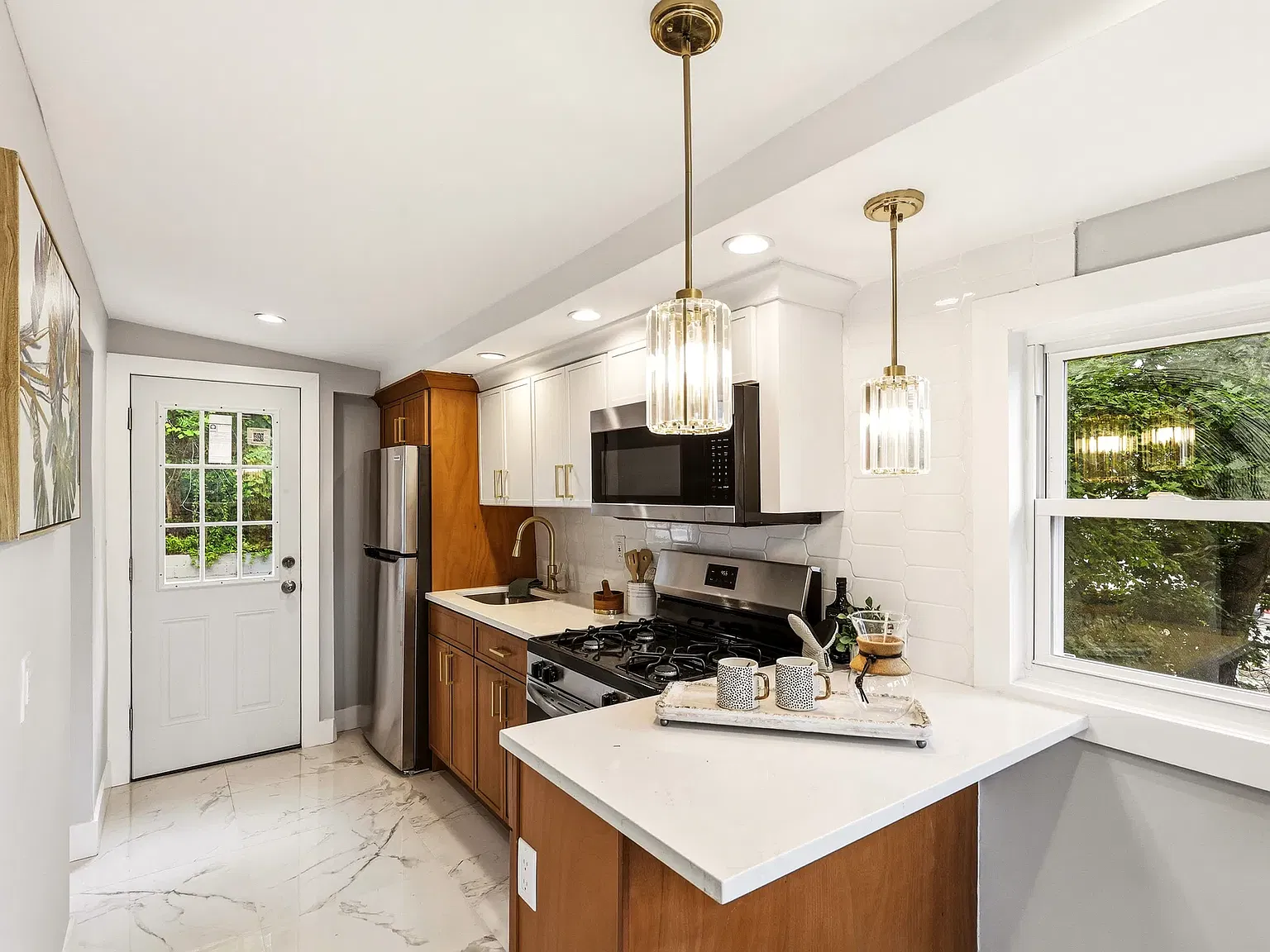 4 bed, 1000 sqft, $4,000 — Photo 1