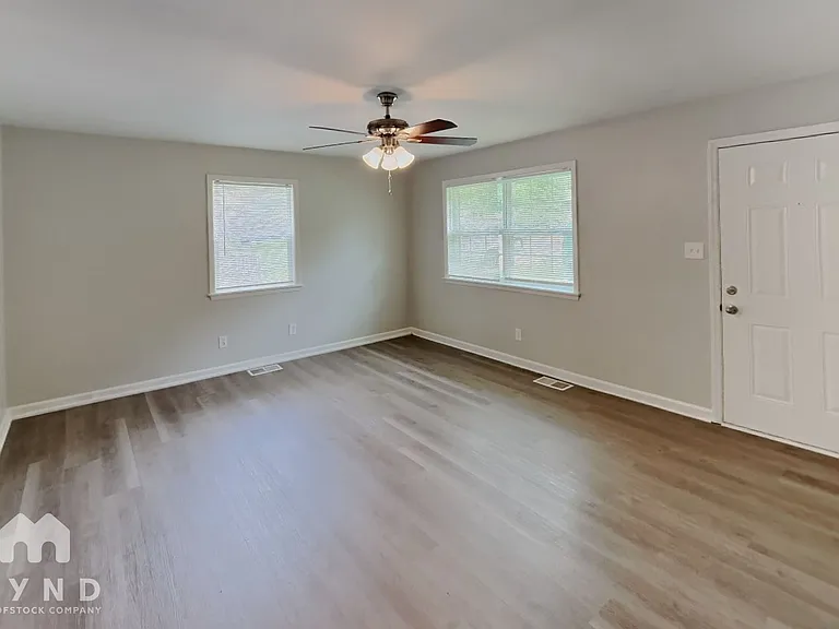 2405 Longleaf Dr — Photo 3