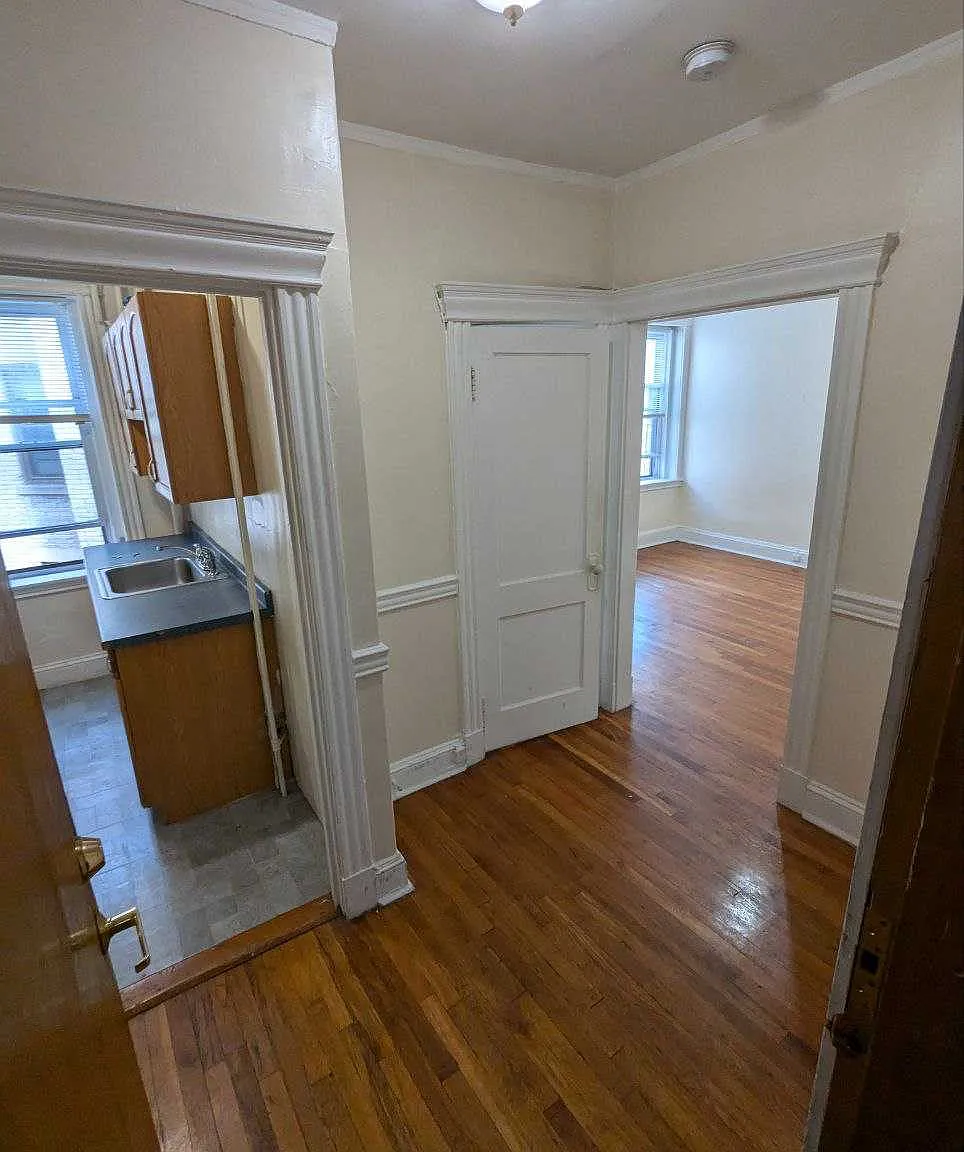 Studio, $2,000 — Photo 1