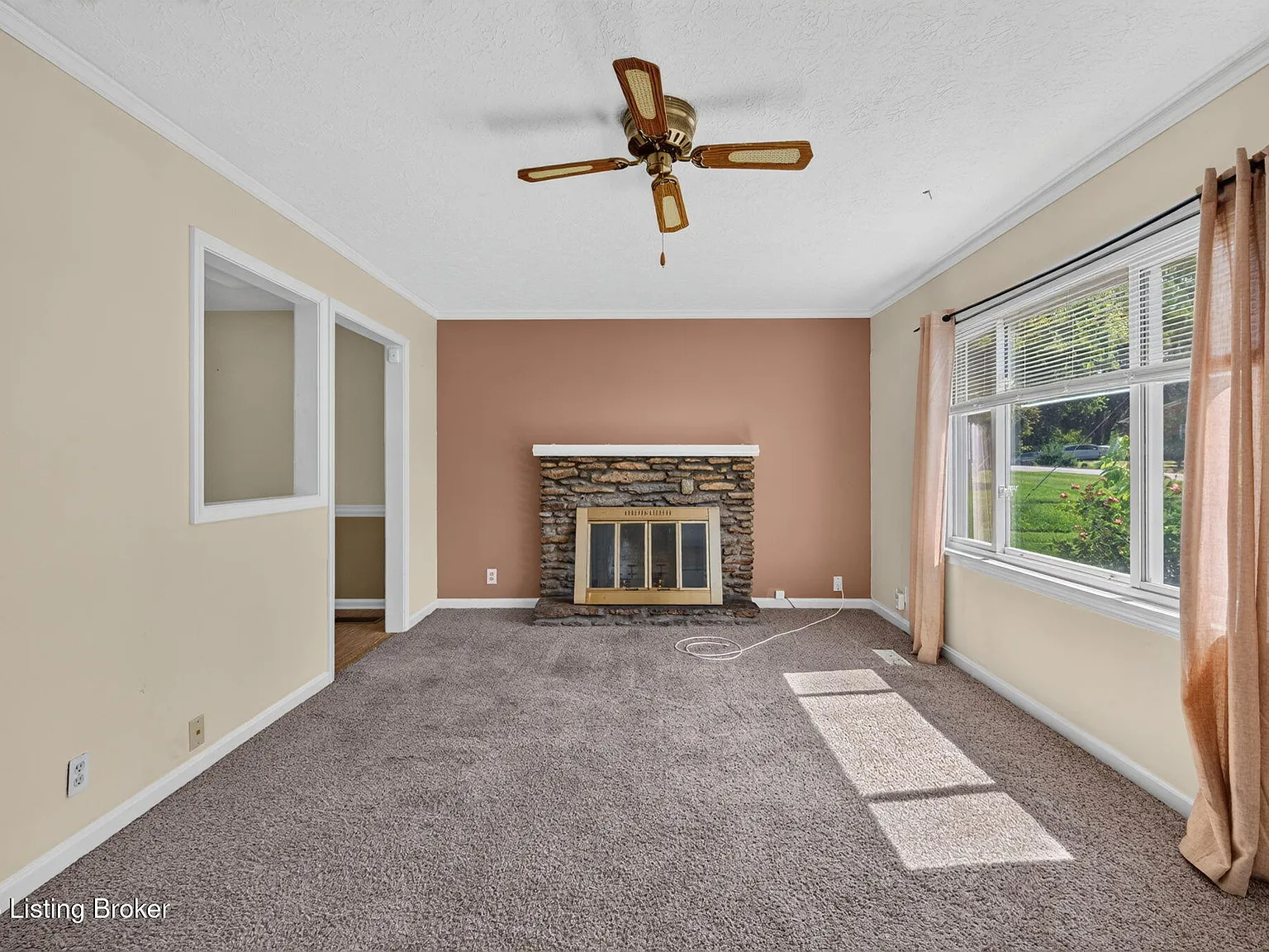 3 bed, 1.0 bath, 1075 sqft, $2,000 — Photo 2