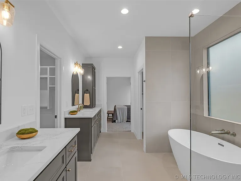 515 W El Paso St — Photo 53