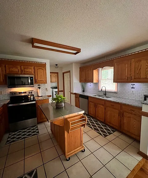 1631 Warwick Ct — Photo 6