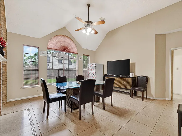 811 Colony Glen Ct — Photo 1