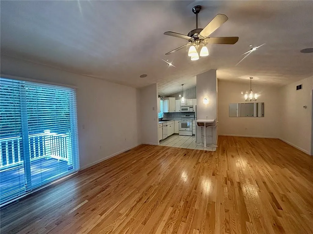 3 bed, 2.0 bath, 1690 sqft, $3,000 — Photo 4