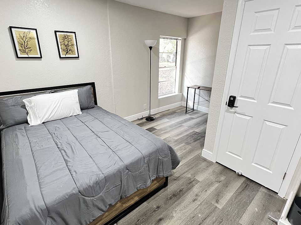 Peaceful, simple room with full furnishings and a work desk. Relaxing space close to shared areas and convenient parking.