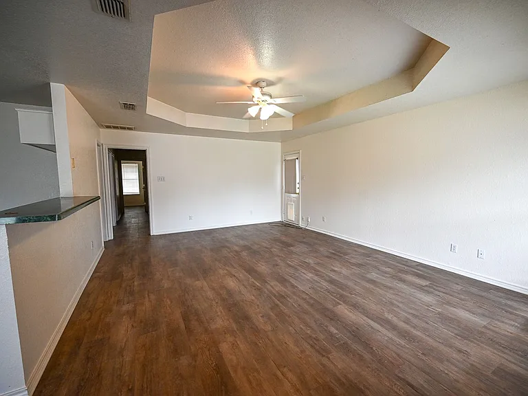 506 Valleyridge Ct — Photo 2