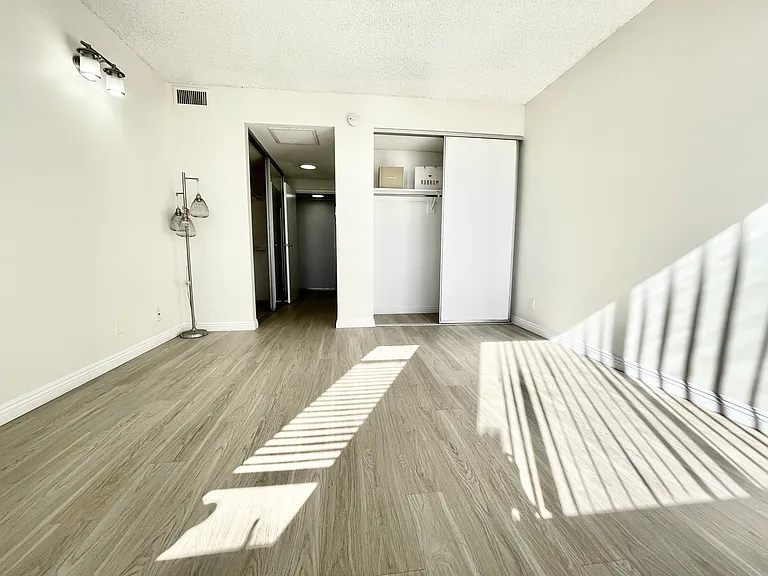 Occidental Towers Apartments — Photo 100