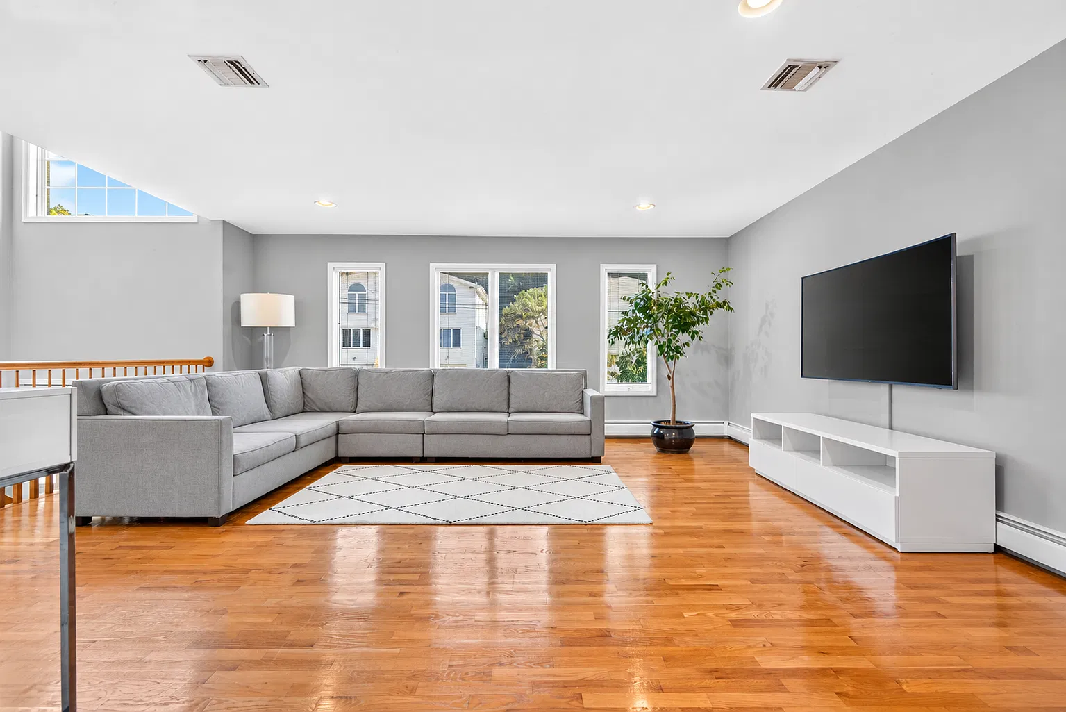 3 bed, 3.5 bath, 2672 sqft, $5,000 — Photo 2