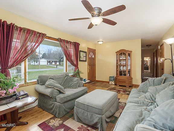 3rd image of 152 Easthill Dr
