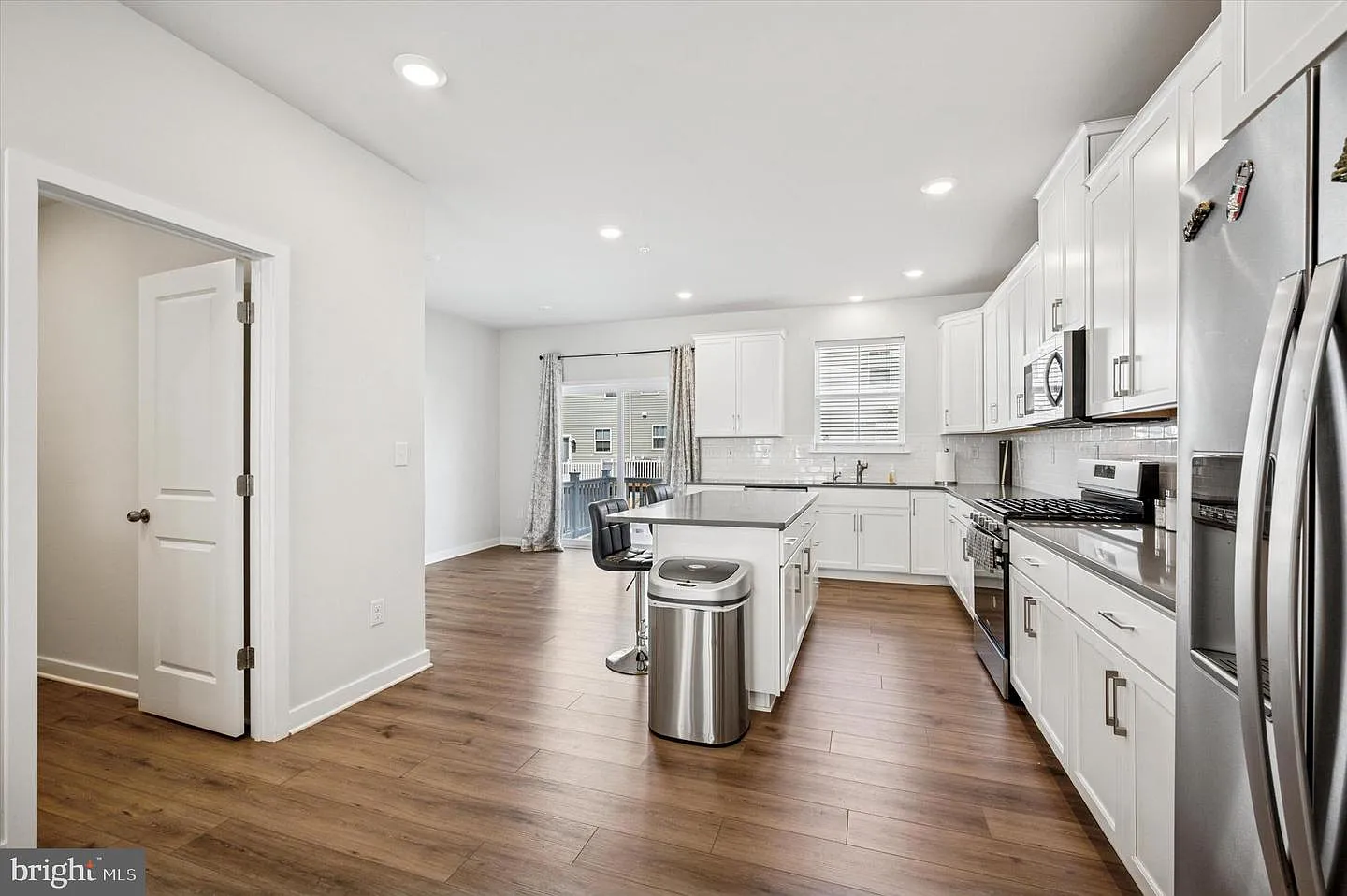 3 bed, 5.0 bath, 2400 sqft, $3,500 — Photo 3