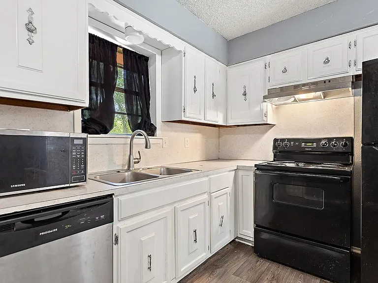 12122 Michael St #12122 — Photo 2