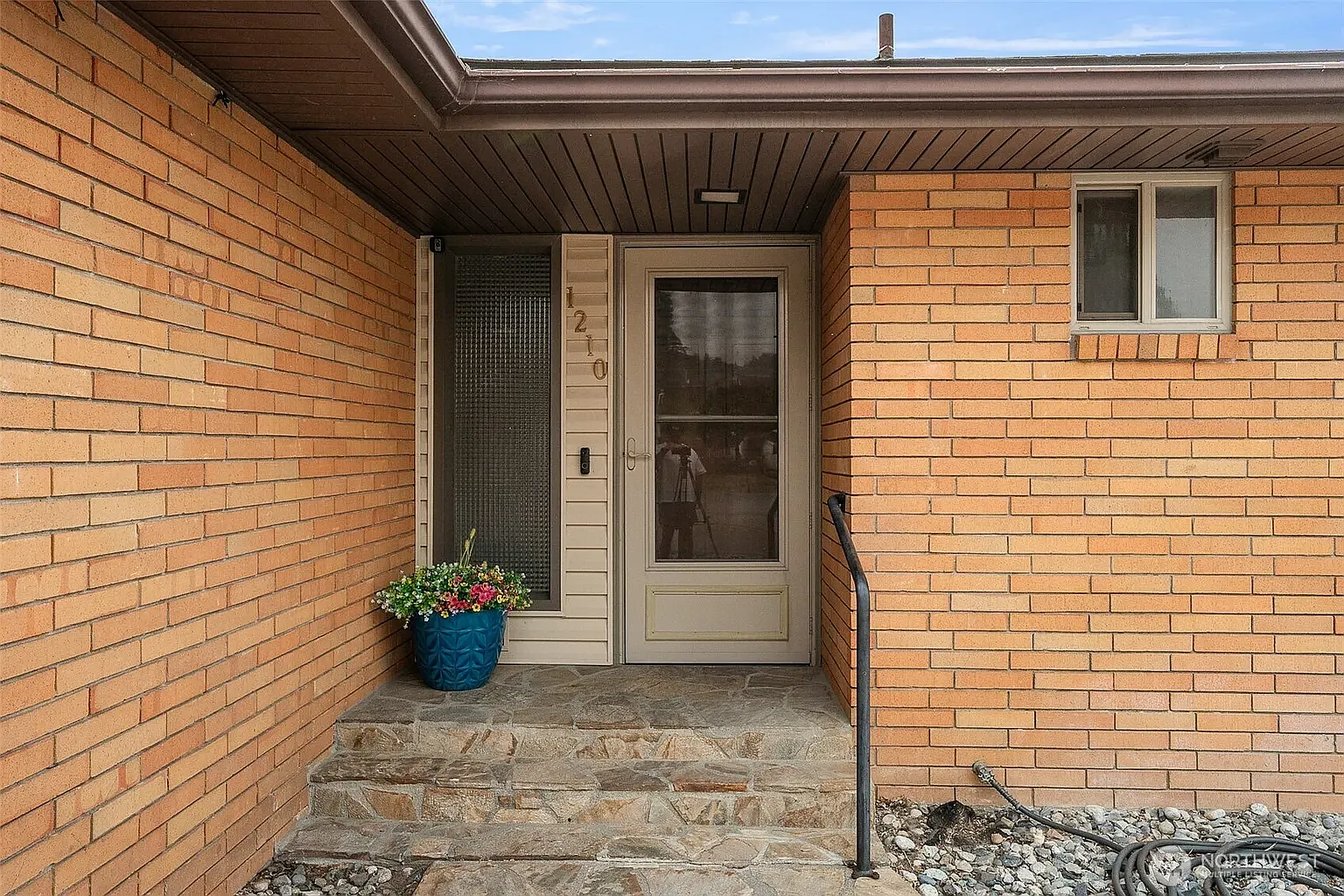 4 bed, 3924 sqft, $3,000 — Photo 2