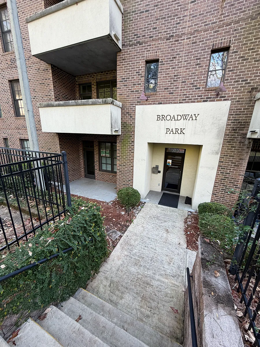 Building Photo - 1040 Broadway St #218