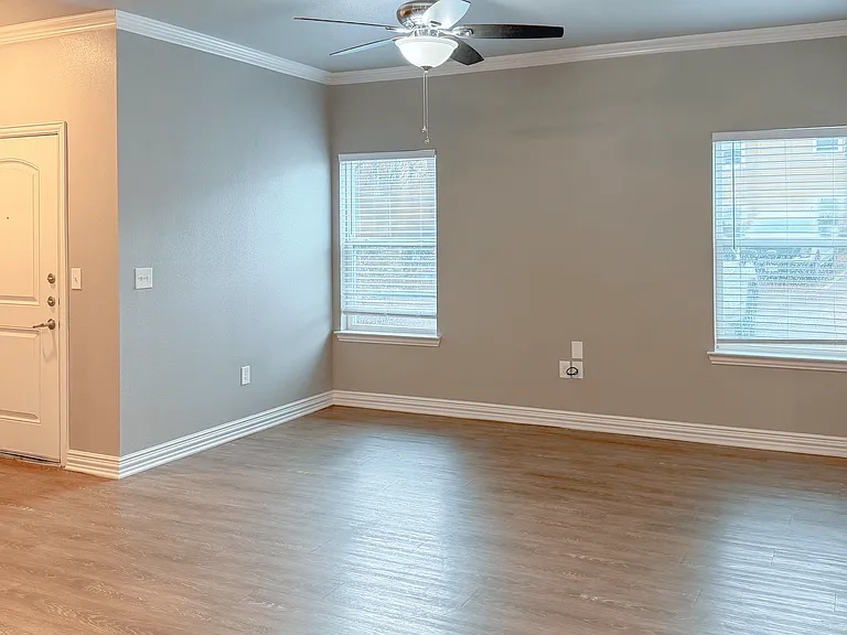 Willow Creek Apartments — Photo 8