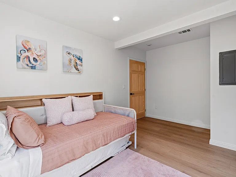 5835 Hillview Park Ave — Photo 17