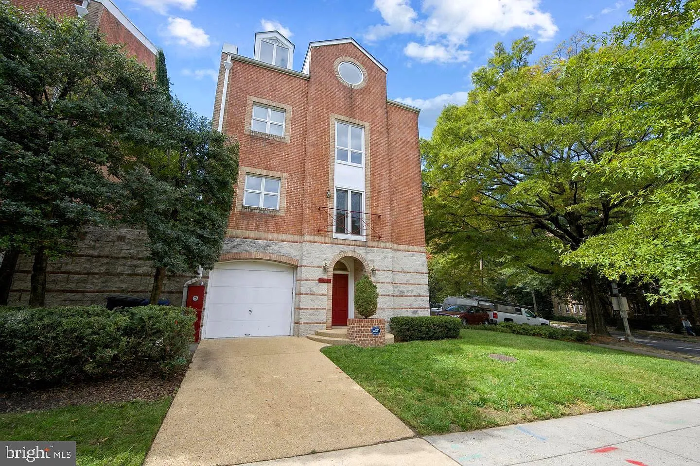 4 bed, 5.0 bath, 3132 sqft, $6,000 — Photo 2