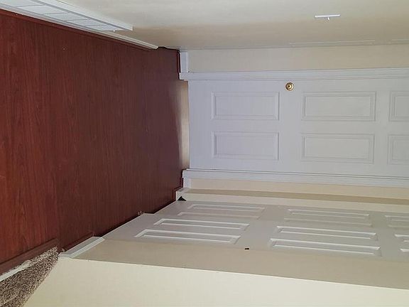 Hallway upstairs to bedrooms