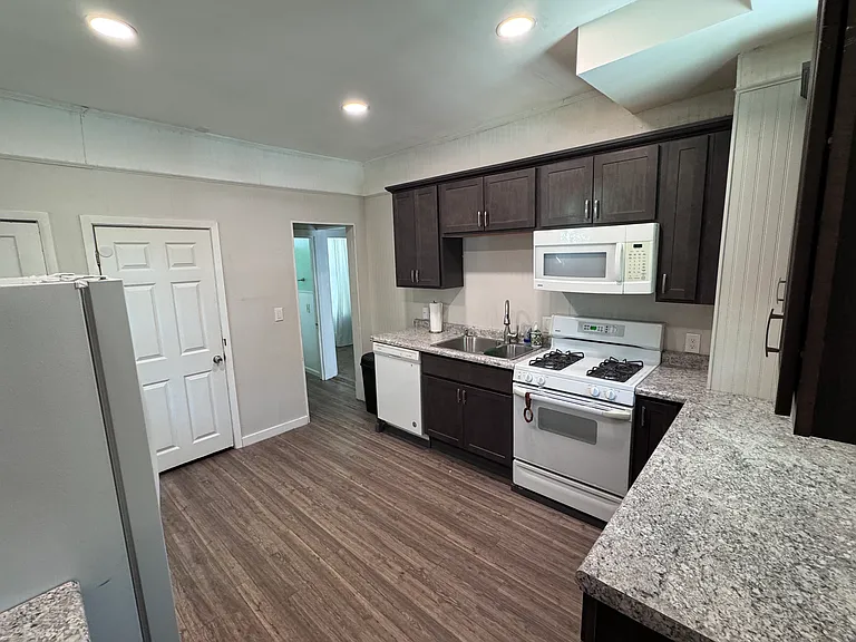 403 Queen Ave N #1 — Photo 6