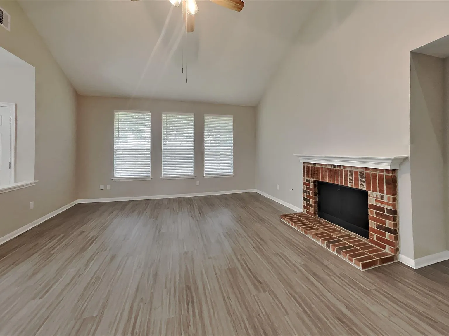 4 bed, 2.5 bath, 3028 sqft, $2,550 — Photo 2