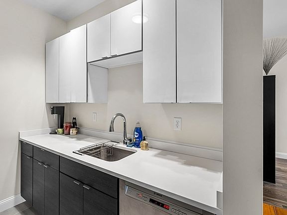 5th image of 1022 Hancock St #12