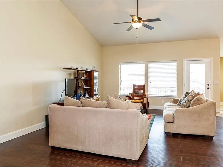 3716 Enfield Ave — Photo 5