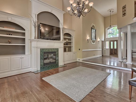 3rd image of 209 Shorewood Ct