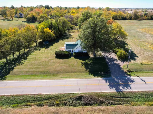 316 5th St, Whiting, KS 66552