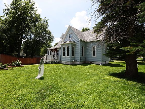 3rd image of 607 Clay St