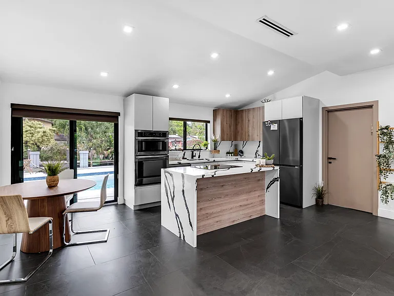 1713 SW 5th St — Photo 6