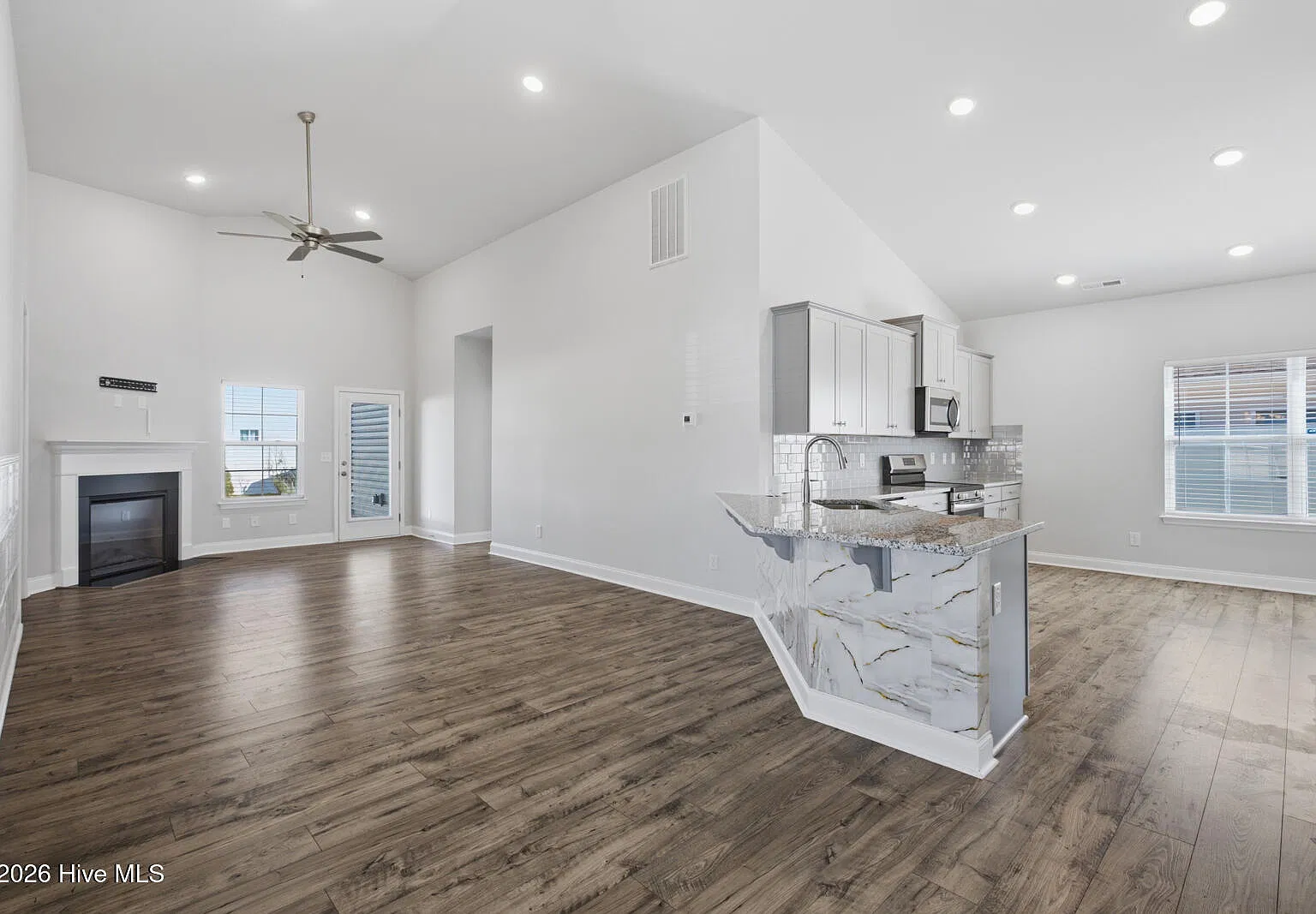 4 bed, 2.0 bath, 1830 sqft, $2,000 — Photo 3