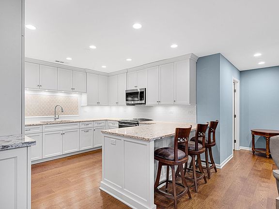 4th image of 5 Oak Brook Club Dr APT P1n