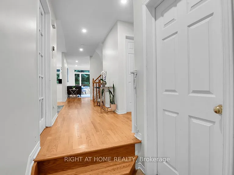47 Tobermory Cres — Photo 3