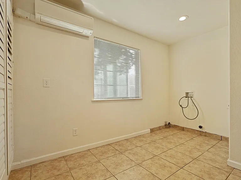 324 Flora St — Photo 22