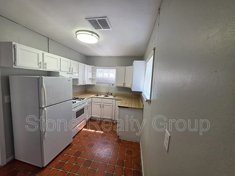 2 bed, 1.0 bath, $1,050 — Photo 3