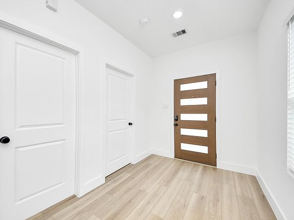 5th image of 801 E 32nd 1/2 St #B