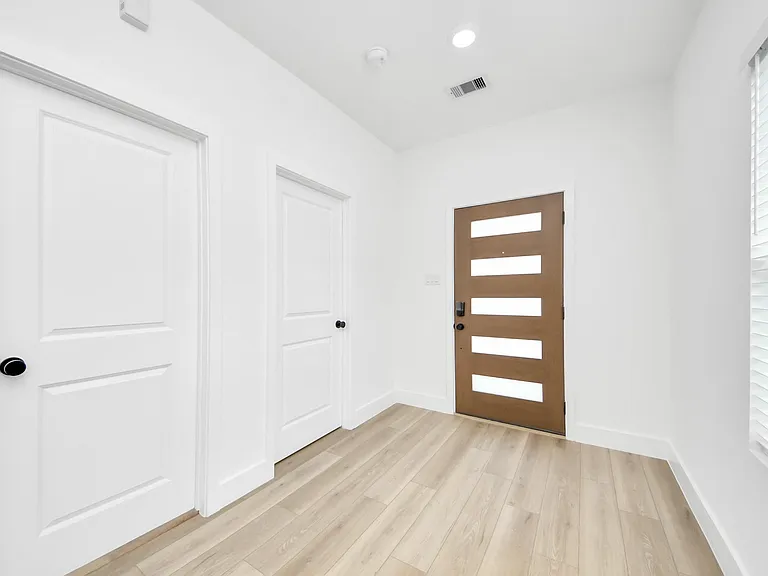 801 E 32nd 1/2 St #B — Photo 5