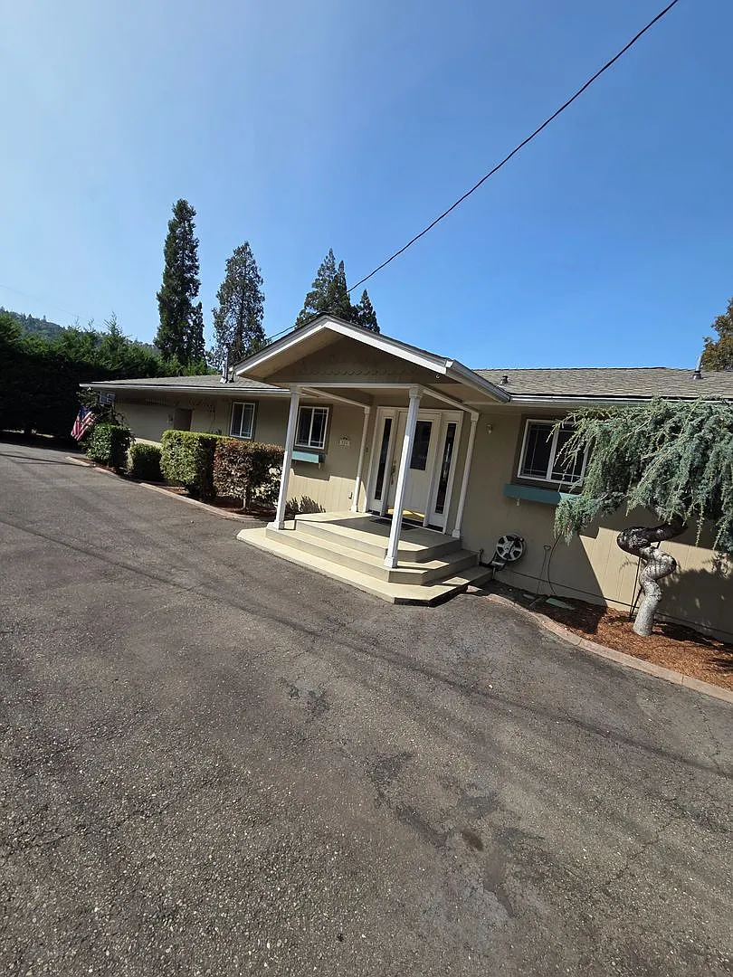 Winchester 3 bedroom home with carport — Photo 1
