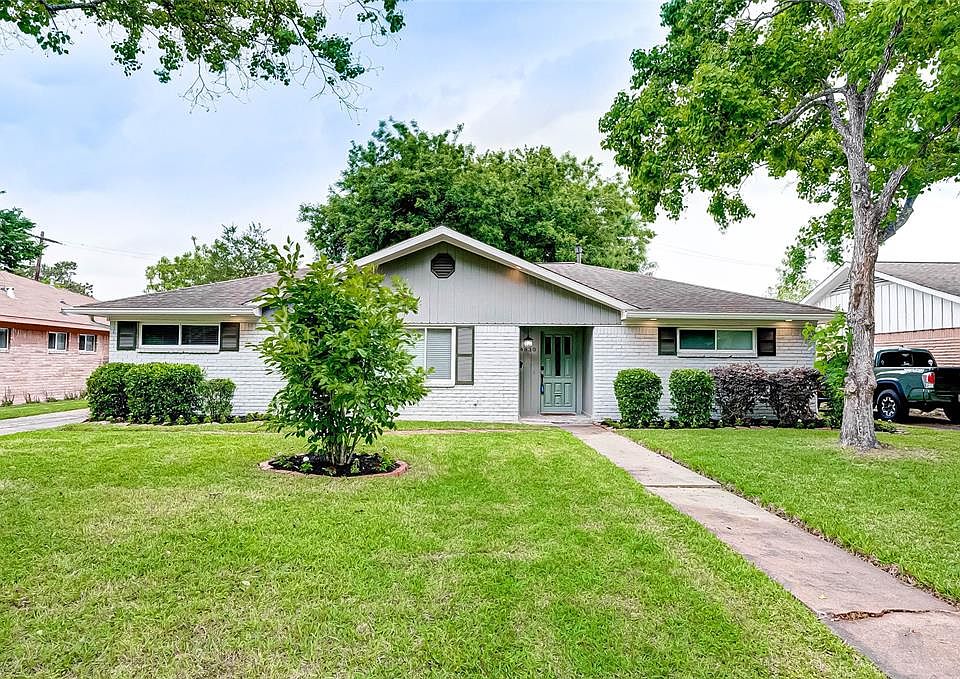 Welcome Home! This Beautifully Updated Home is just outside of 610, only 15 minutes from the Medical Center, Galleria Area and West University Place.