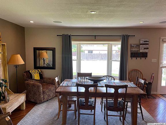 3rd image of 1058 Indian Hills Dr