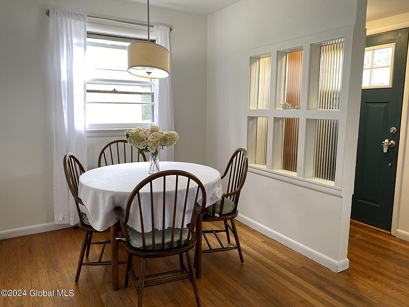 4th image of 82 Forest Avenue