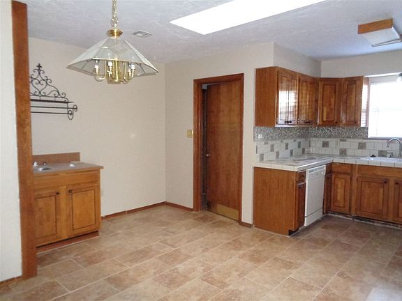 5th image of 710 SW Englewood Dr