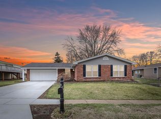 826 Village Meadow Dr, Ballwin, MO