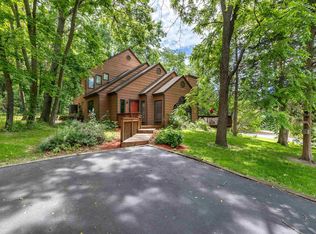 2 Canterbury Ct, Galena, IL 61036