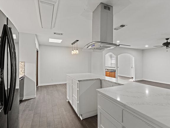 3rd image of 521 Cole Ave