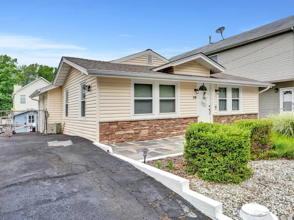 220 Birchwood Dr, Keyport, NJ 07735