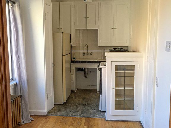 5th image of 715 2nd Ave W #302